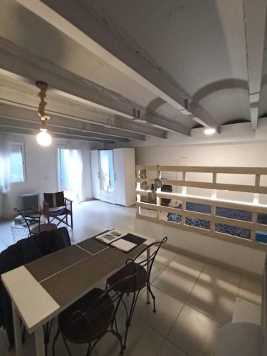 Salon tipo loft luminoso